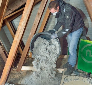 Celluloseisolasjon: Tøm ut løsullen oppå den eksisterende isolasjonen Celluloseisolasjon: Tøm ut løsullen oppå den eksisterende isolasjonen